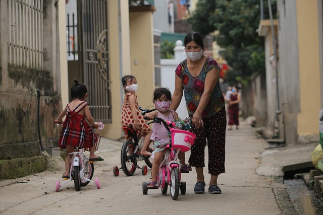 Nhịp sống Hạ Lôi ngày cuối cùng cách ly: Chúng tôi mong đến ngày hết dịch để đi làm chứ nằm ở nhà thì chết - Ảnh 16.