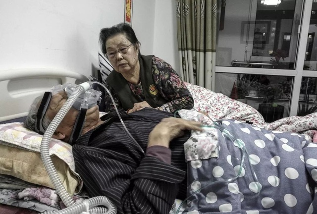 Bức ảnh khiến hàng tỷ người rơi lệ: Từ đôi thanh mai trúc mã trở thành vợ chồng và nụ hôn động viên tạo nên kỳ tích cho người đang nguy kịch - Ảnh 16.