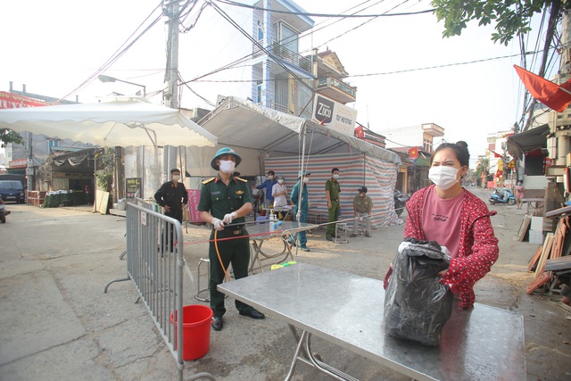 Nhịp sống Hạ Lôi ngày cuối cùng cách ly: Chúng tôi mong đến ngày hết dịch để đi làm chứ nằm ở nhà thì chết - Ảnh 4.