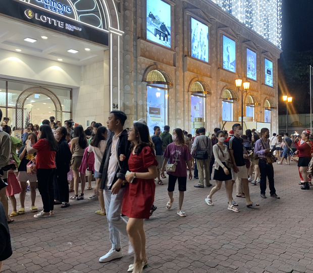 TP.HCM: Giới trẻ đổ xô ra đường đi chơi Noel đông đúc tại trung tâm quận 1 và khu xóm đạo quận 8 - Ảnh 9.