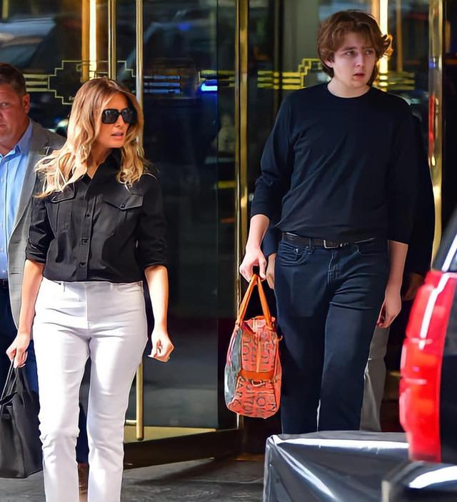 “Quý tử nước Mỹ” Barron Trump lộ diện xách túi cho mẹ tại toà nhà của gia đình, gây choáng với chiều cao hiện tại đã hơn 2m - Ảnh 5.