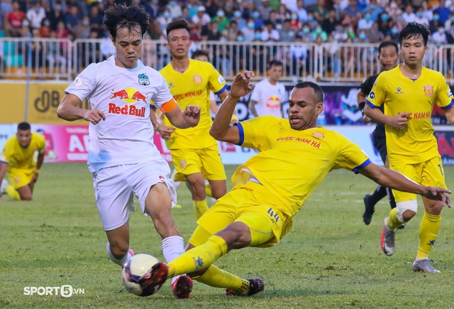 Chính thức: V.League 2021 dời sang năm 2022 - Ảnh 1.