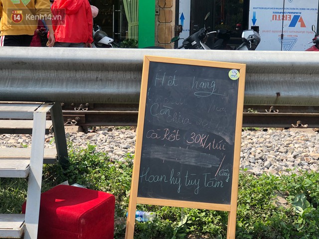 Người Hà Nội đội nắng, nườm nượp đến giải cứu nông sản cho nông dân Hải Dương: 15 tấn rau bán hết veo trong vòng vài tiếng - Ảnh 10.
