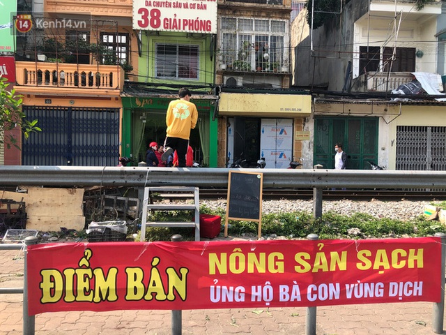 Người Hà Nội đội nắng, nườm nượp đến giải cứu nông sản cho nông dân Hải Dương: 15 tấn rau bán hết veo trong vòng vài tiếng - Ảnh 6.
