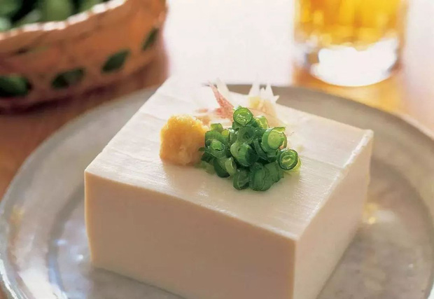 Ăn đậu phụ có rất nhiều lợi ích sức khoẻ, nhưng nếu thấy đậu có 4 đặc điểm này thì dù rẻ cũng đừng mua - Ảnh 1.