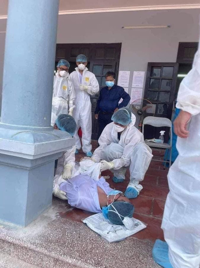 Nhân viên y tế nơi tuyến đầu chống dịch kiệt sức, gần như gục ngã khi căng mình lấy mẫu test COVID-19 giữa trưa nắng 40 độ - Ảnh 11.