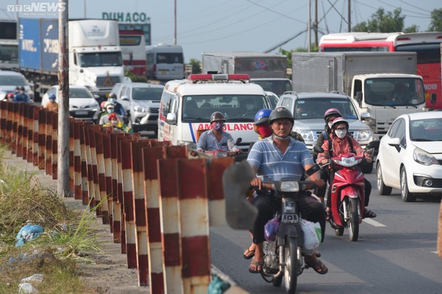 Người dân ùn ùn đổ về nghỉ lễ, cửa ngõ Hà Nội và TP.HCM ùn tắc kéo dài - Ảnh 15.