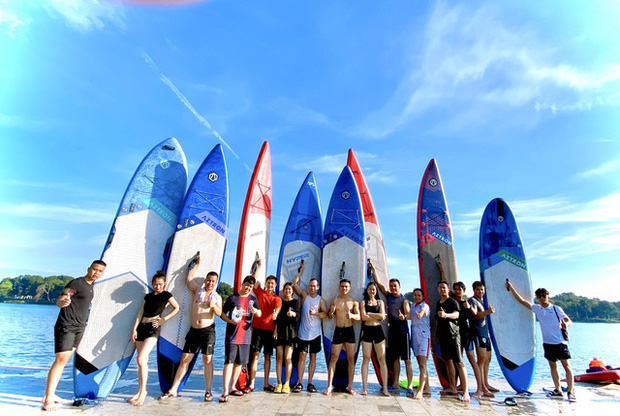 Lướt ván đứng trên dòng sông Hương: Một trải nghiệm khác biệt để cảm nhận nét sôi động của cố đô Huế - Ảnh 7.