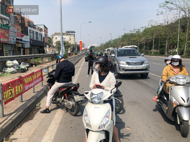 Người Hà Nội đội nắng, nườm nượp đến giải cứu nông sản cho nông dân Hải Dương: 15 tấn rau bán hết veo trong vòng vài tiếng - Ảnh 13.