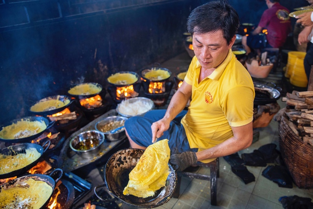 Bánh xèo chay 23 năm đãi khách miễn phí ở An Giang, số lượng bánh đổ 6.000 chiếc/ngày, người đổ bánh MÚA với 10 chiếc chảo liên tục - Ảnh 15.