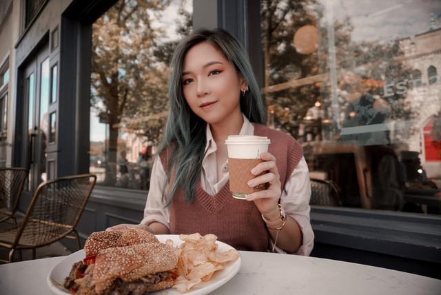 Thánh nháp sau 10 năm nổi tiếng: Học thạc sĩ tại Mỹ, xây dựng kênh youtube làm đẹp - Ảnh 2.