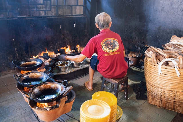 Bánh xèo chay 23 năm đãi khách miễn phí ở An Giang, số lượng bánh đổ 6.000 chiếc/ngày, người đổ bánh MÚA với 10 chiếc chảo liên tục - Ảnh 9.