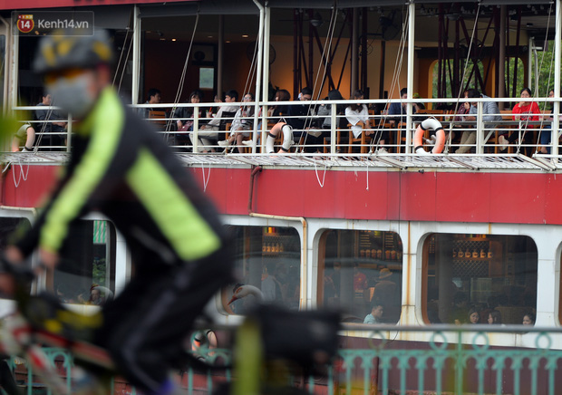 Ảnh: Người Hà Nội trở lại cuộc sống nhộn nhịp trong cuối tuần đầu tiên nới lỏng giãn cách xã hội - Ảnh 3.