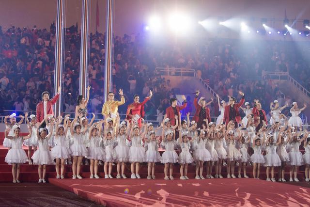 MC Đức Bảo có màn dẫn chào 11 thứ tiếng đầy ấn tượng tại SEA Games 31: “Bắn tiếng Anh” nhận cơn mưa lời khen - Ảnh 3.