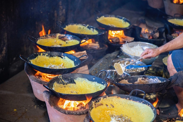 Bánh xèo chay 23 năm đãi khách miễn phí ở An Giang, số lượng bánh đổ 6.000 chiếc/ngày, người đổ bánh MÚA với 10 chiếc chảo liên tục - Ảnh 17.