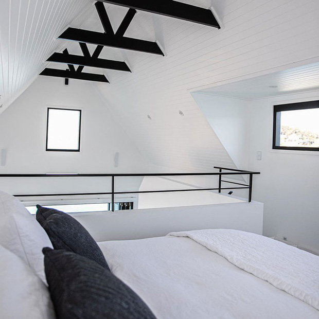 Ngôi nhà nhỏ gọn nổi trên mặt nước, sử dụng năng lượng từ mặt trời nhưng có giá thuê 30 triệu/đêm - Ảnh 4.