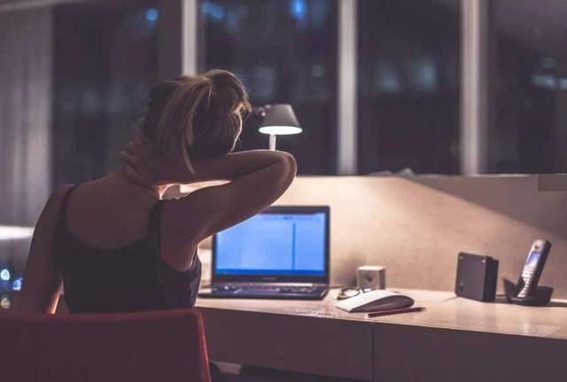 Đi ngủ lúc mấy giờ được tính là thức khuya? Bác sĩ: Không phải 11 giờ cũng không phải 12 giờ, đây mới chính là “khung giờ vàng” thải độc của cơ thể! - Ảnh 2.