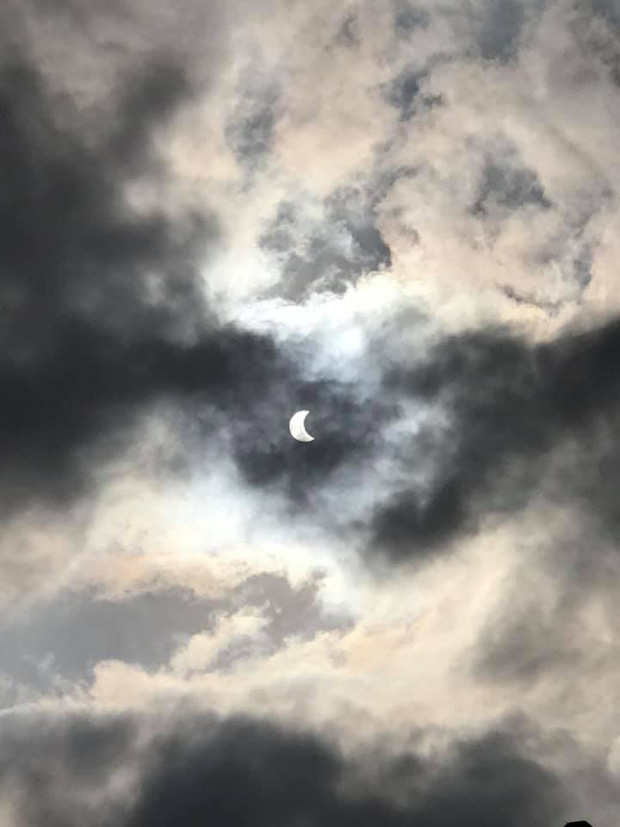 Hiếm hoi lắm mới xuất hiện tại Việt Nam, đây là hiện tượng nhật thực “vòng lửa” được dân mạng từ khắp nơi chụp lại được trong chiều nay - Ảnh 12.