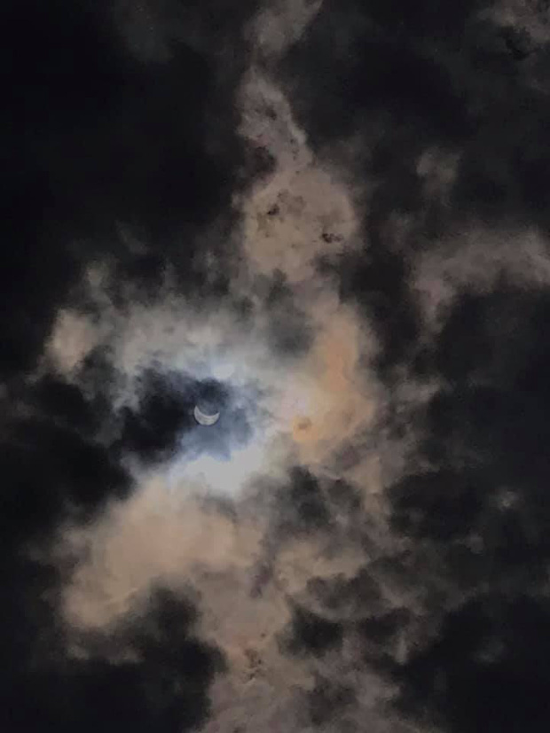 Hiếm hoi lắm mới xuất hiện tại Việt Nam, đây là hiện tượng nhật thực “vòng lửa” được dân mạng từ khắp nơi chụp lại được trong chiều nay - Ảnh 15.