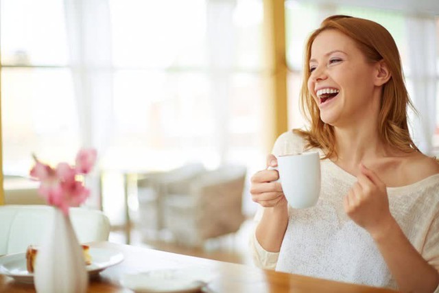 Buổi sáng ngủ dậy nên đánh răng hay uống nước trước mới đúng? - Ảnh 2.