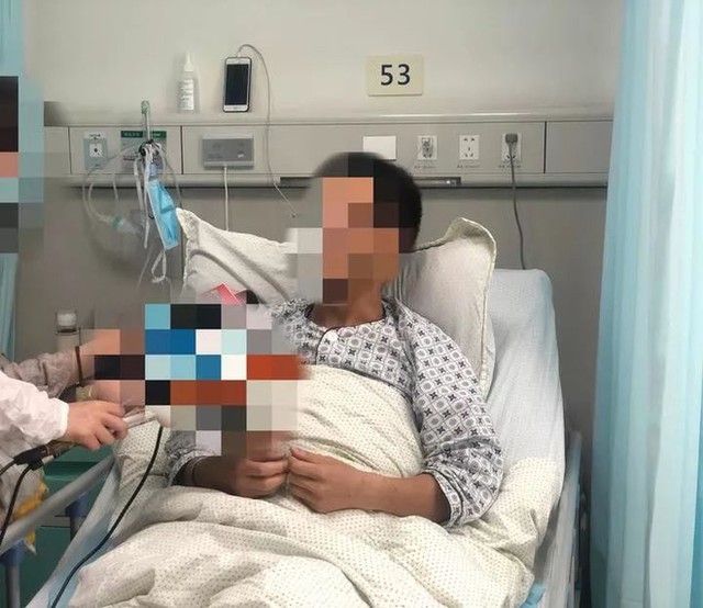 Người đàn ông phải cắt bỏ hậu môn do ung thư trực tràng, nguyên nhân xuất phát từ thói quen sinh hoạt xấu mà nhiều người trẻ mắc phải - Ảnh 1.