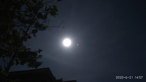 Hiếm hoi lắm mới xuất hiện tại Việt Nam, đây là hiện tượng nhật thực “vòng lửa” được dân mạng từ khắp nơi chụp lại được trong chiều nay - Ảnh 11.