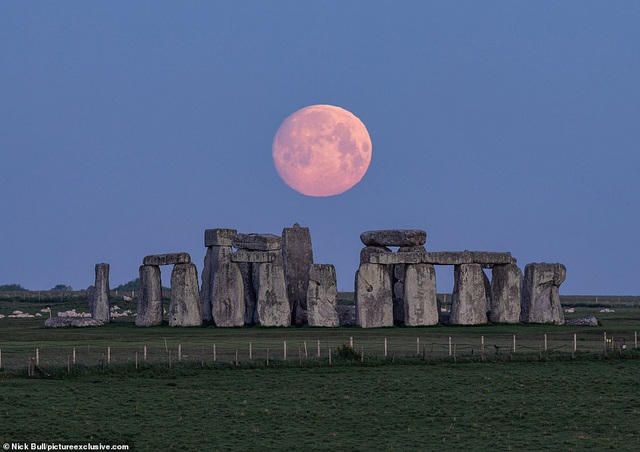 Loạt ảnh ấn tượng về siêu trăng cuối cùng của năm 2020 diễn ra vào đêm qua trên toàn thế giới - Ảnh 2.