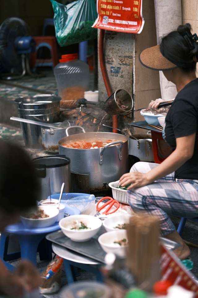 Gió lạnh đầu mùa chạm ngõ Hà Nội khiến ai cũng mê mẩn - Ảnh 13.