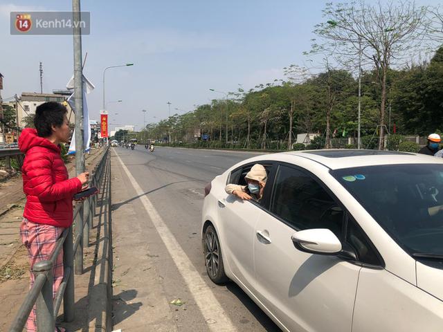 Người Hà Nội đội nắng, nườm nượp đến giải cứu nông sản cho nông dân Hải Dương: 15 tấn rau bán hết veo trong vòng vài tiếng - Ảnh 14.