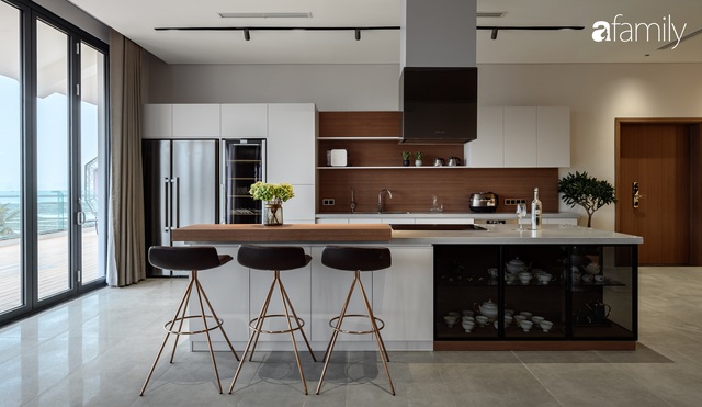 Mê mẩn với căn hộ 350m² có view triệu đô hướng ra bờ biển ở Quảng Ninh, không gian hiện đại nhưng vẫn hòa hợp với thiên nhiên - Ảnh 10.