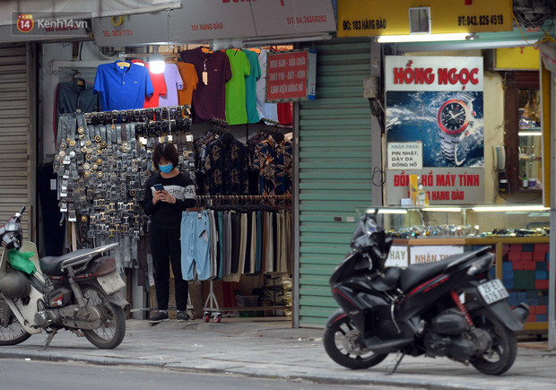 Ảnh: Người Hà Nội trở lại cuộc sống nhộn nhịp trong cuối tuần đầu tiên nới lỏng giãn cách xã hội - Ảnh 2.