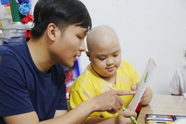 Chuyện cô Phấn hơn 13 năm dạy chữ cho những đứa trẻ trọc đầu: “Lỡ thương tụi nhỏ rồi, không bỏ được” - Ảnh 2.