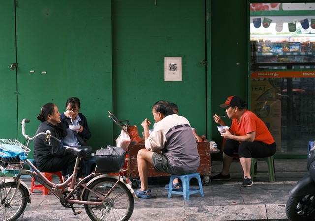 Gió lạnh đầu mùa chạm ngõ Hà Nội khiến ai cũng mê mẩn - Ảnh 12.